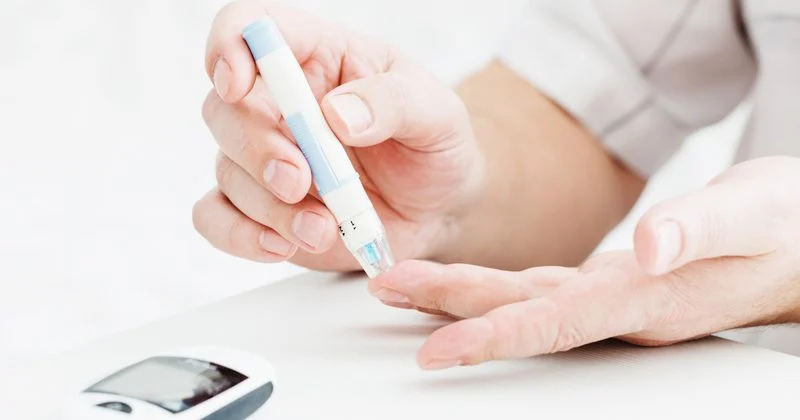 Pasangan lansia berjalan kaki di taman pagi hari untuk menjaga gula darah